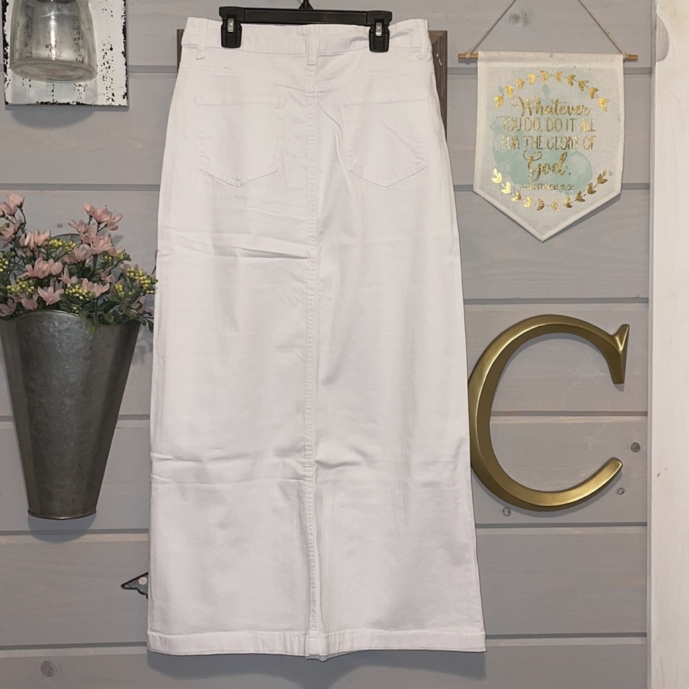 Long white skirt - Picture 2 of 3